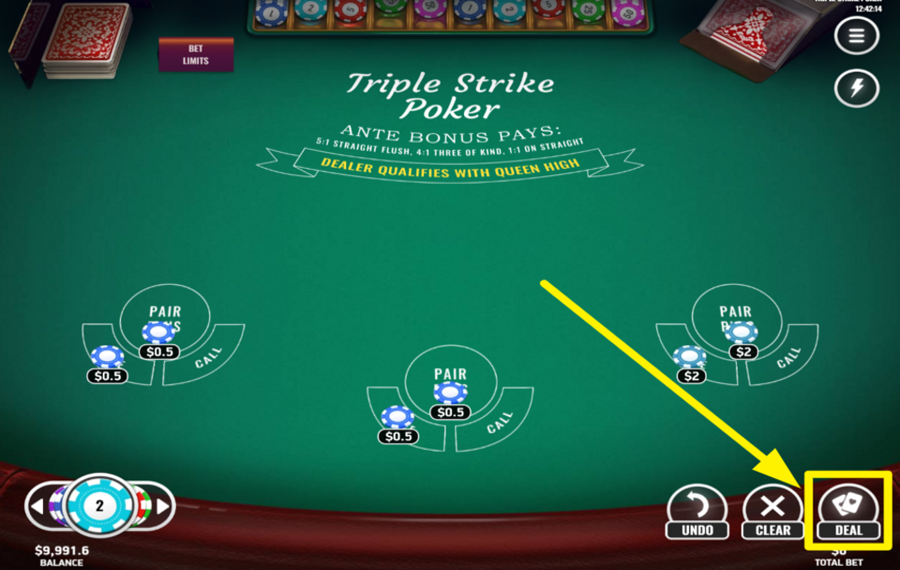 Triple Strike Poker DISTRIBUEZ LES CARTES.